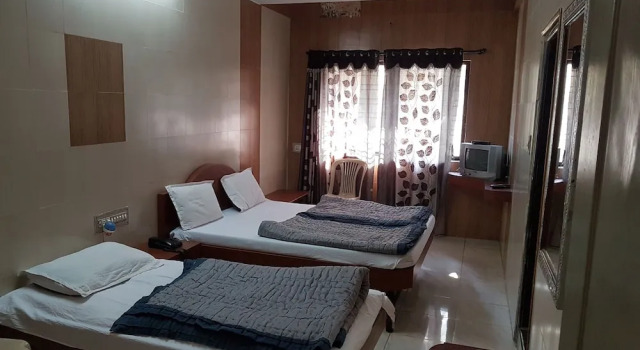 Трёхместный номер Comfort Hotel Dhruv Palace