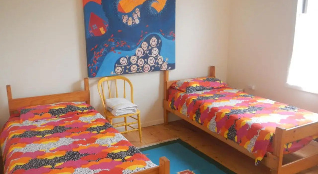 Yarram Cottage: Art and Accommodation, Prenota Hotel Yarram Gippsland