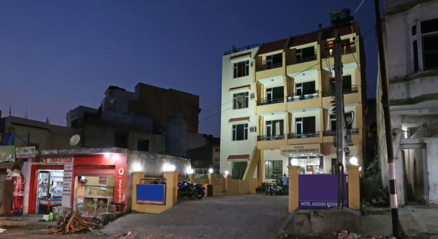 OYO 7358 Hotel Jagdish Residency, Забронировать Отель Отели Джамму и Кашмира с парковкой, Парковка