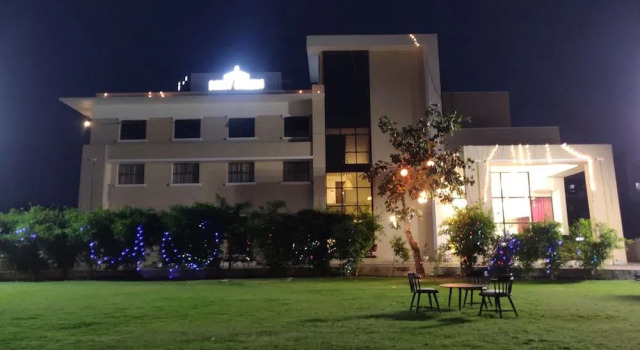 Amber-A unit of Sayaji Hotels, Забронировать Отель Отели штата Мадхья-Прадеш 4 звезды, 4*