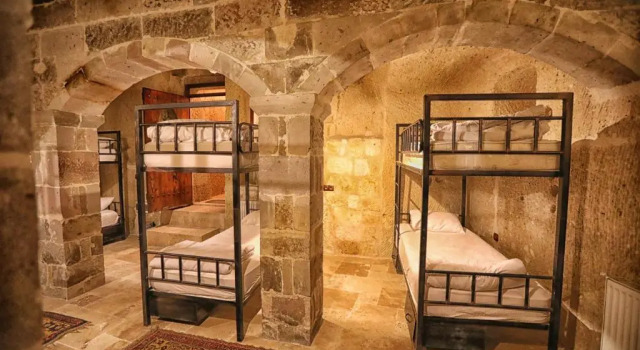 Кровать в общем номере Göreme Cave Suites