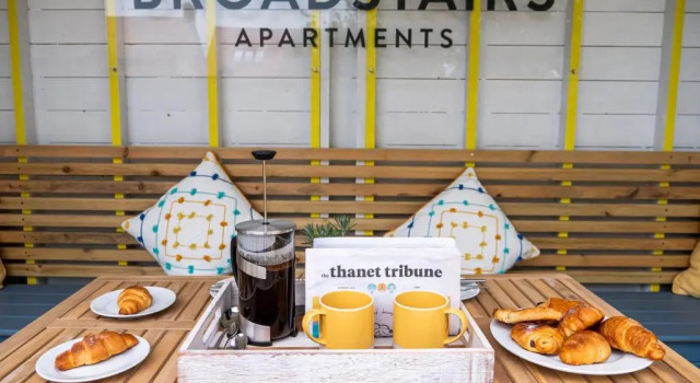 Апартаменты Broadstairs Apartments with luxurious 4-person communal hot tub - sleeps up to 20 people