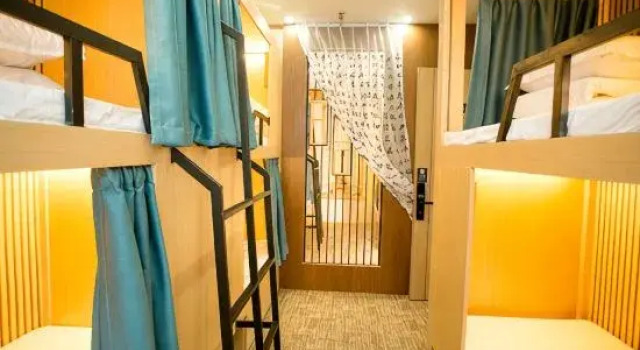 Кровать в общем номере (мужской номер) Wuxi Youjia Homestay (Railway Station)
