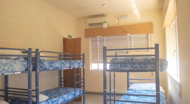 Кровать в общем номере Albergue Santa Olaia