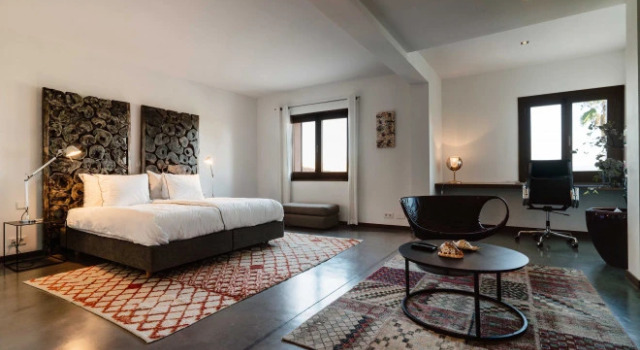 Villa Alma, Book Villa  