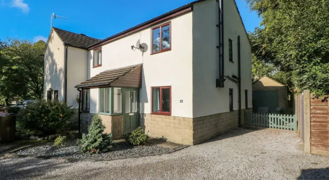 6 Hunters Green Close