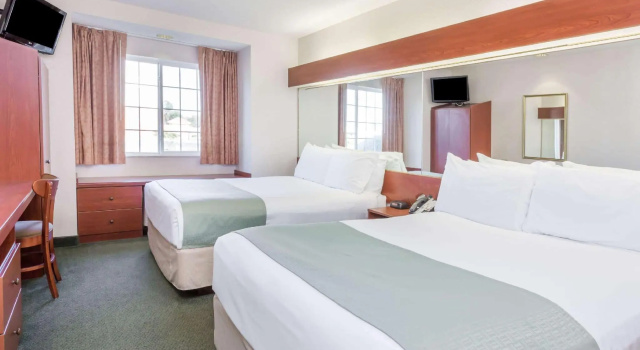 Четырёхместный номер Microtel Inn & Suites Marianna