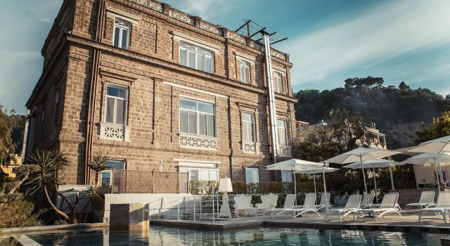 Artis Domus Relais & Spa, Забронировать Курортный отель Курортные отели Сорренто, рядом с Железнодорожный вокзал Сорренто компании Чиркумвезувиана, Курортный отель