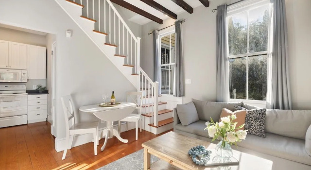 Beautiful Renovated Apartment Near King Street
