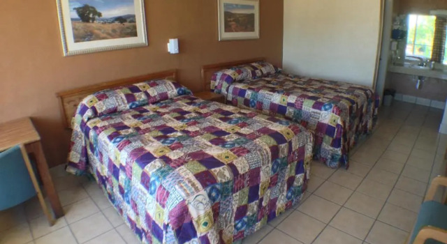 Четырёхместный номер Economy Budget Inn Motel