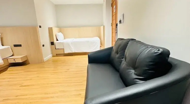 Трёхместный семейный номер Standard с видом на город V1 boutique hotel