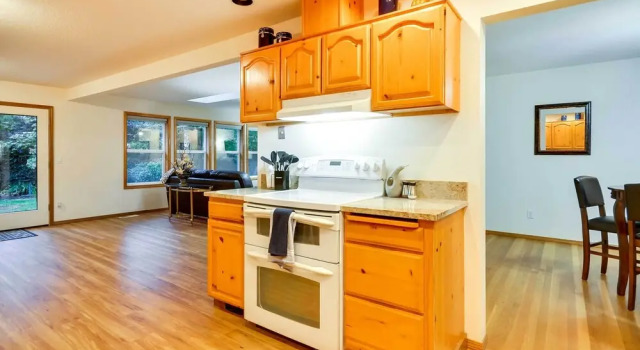 Коттедж Milwaukie Home w/ Covered Porch: Dogs Welcome!