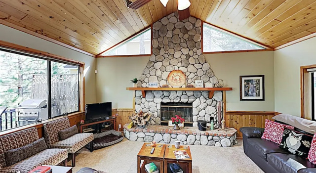 New Listing! Wooded , Decks & Sledding Hill 4 Bedroom Home, Reserva ahora Casa o chalet Blue Jay California