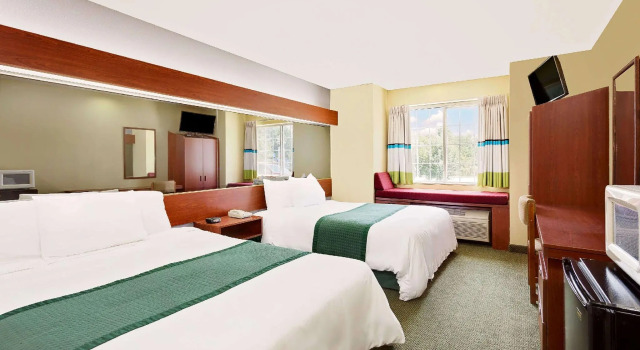 Четырёхместный номер Standard Microtel Inn & Suites by Wyndham Thomasville/High Point/Lexi