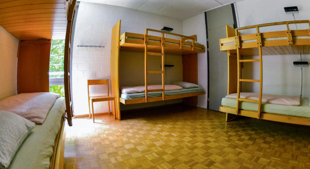 Кровать в общем номере Luzern Youth Hostel