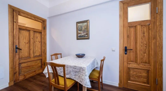 Stories Writer's AP 40sqm Renovated Free parking, Забронировать Апартаменты/квартира Отели Риги с завтраком, рядом с Академия Наук Латвии, Завтраки