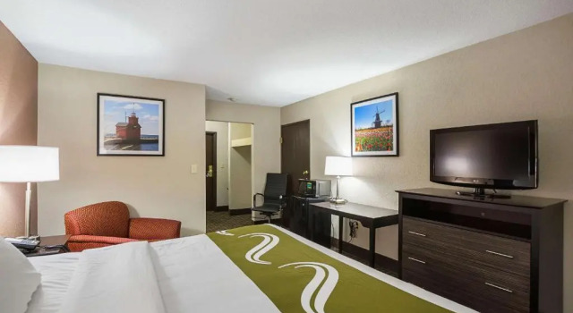 Номер Standard AmericInn by Wyndham Holland MI