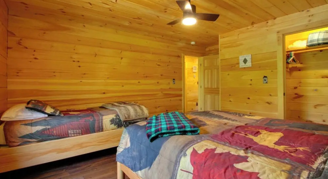 Londonderry Chalet w/ Deck, Fire Pit & Views!, 预订 小木屋 伦敦德里 佛蒙特州