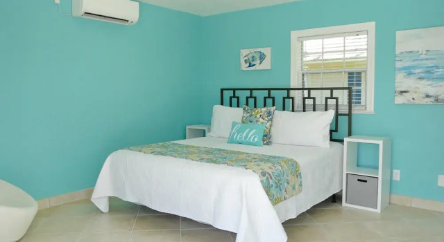 Коттедж Private home and guesthouse with courtyard, pool and spa