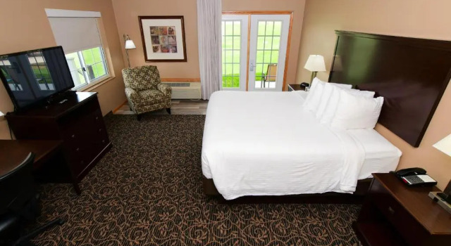 Люкс Standard Cobblestone Inn & Suites - Denison | Majestic Hills