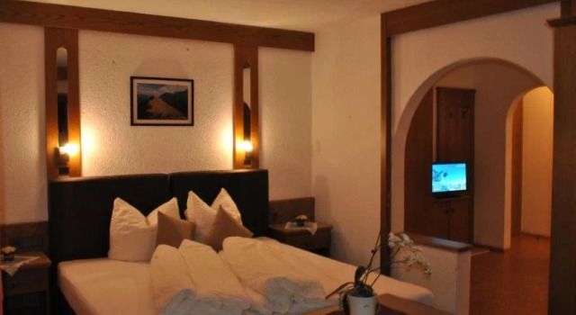 Apart Tyrolis, Rezerwuj Hotel Hotele w Tyrol z parkingiem, Parking