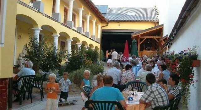 Weingut - Gästezimmer zum Schwalbennest, Prenota Hotel  