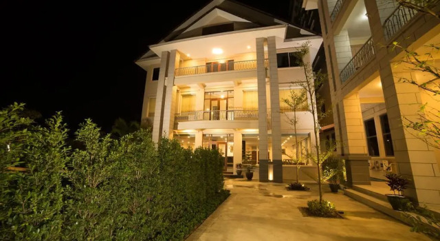 Thiri Thitsar Hotel, Rezervați Hotel Mandalay Myanmar, aproape de Shwenandaw Monastery