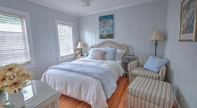 Коттедж с балконом Seagrape Cottage