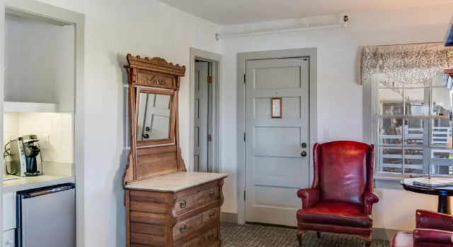 Люкс Deluxe First Colony Inn