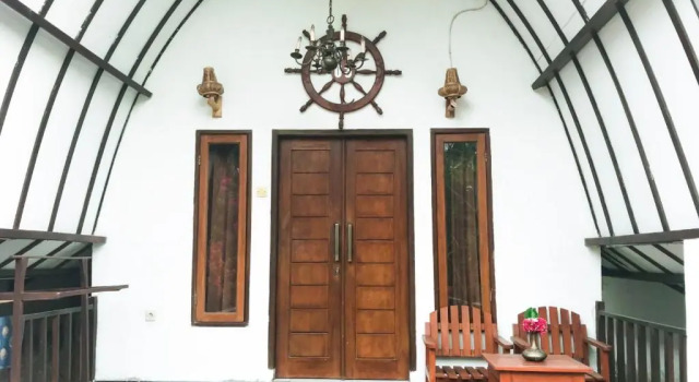 Бунгало с красивым видом из окна Mustika Ocean Lodge