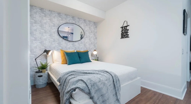 Peter St - Downtown Suite with Balcony