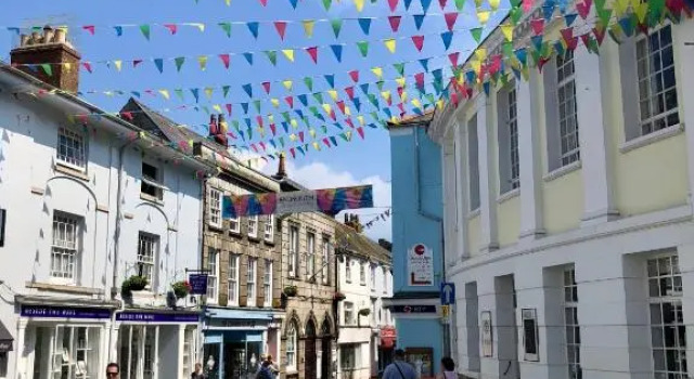 Large central Falmouth apartment with views and parking