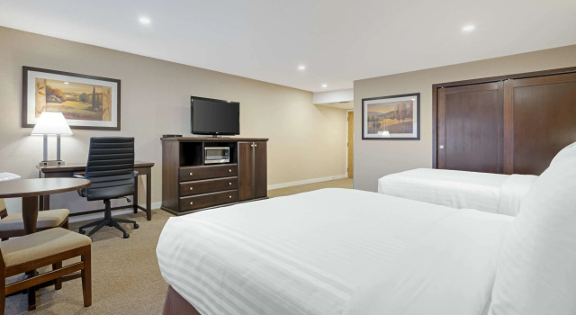 Четырёхместный номер Standard Best Western Plus Emerald Isle Hotel