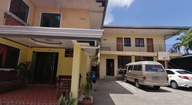 OYO 879  Lauriens Budget Hotel 2