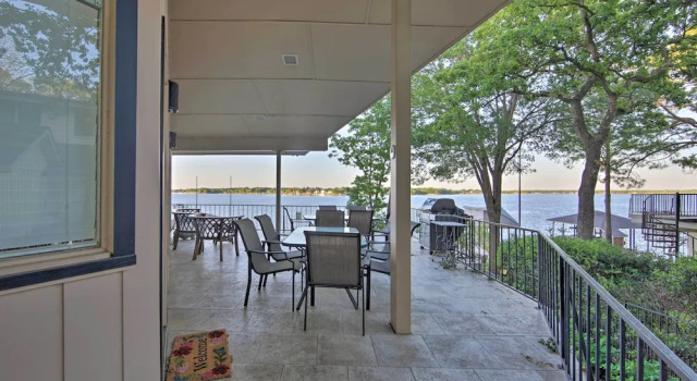 Коттедж с 5 комнатами Malakoff Lakefront Home: Golf Course On-site!