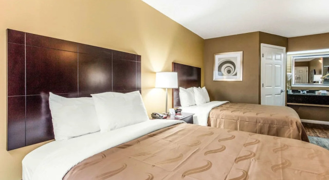 Четырёхместный номер Standard с балконом Quality Inn Bessemer I-20 exit 108