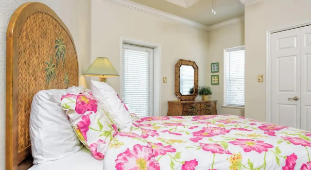Large 3-bed Condo w Tropical Pool, Close to Beach!