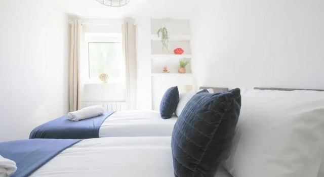 2 Bed Apartment Overlooking Water, Забронировать Апартаменты/квартира Отели Кардиффа с парковкой, рядом с Центр развлечений Parc All Weather Play, Парковка