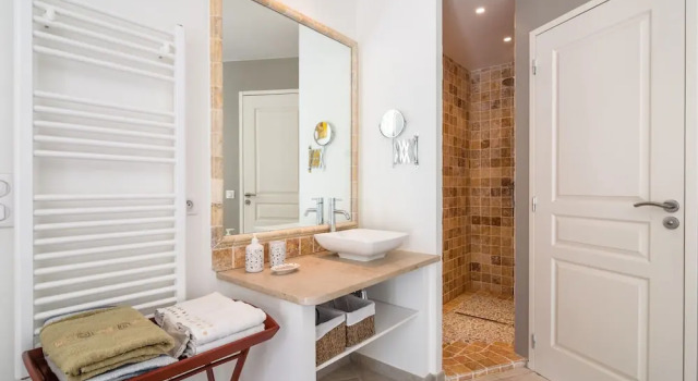 Aircon Villa With 4 Suites, Swimming Pool, Walking Distance to the Center, 20 km From the Beach