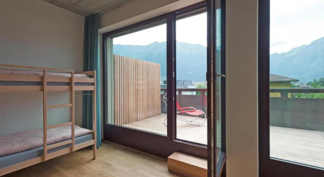 Четырёхместный номер Standard с балконом Interlaken Youth Hostel