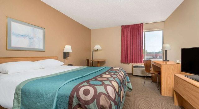 Двухместный номер King Super 8 by Wyndham Menomonie WI