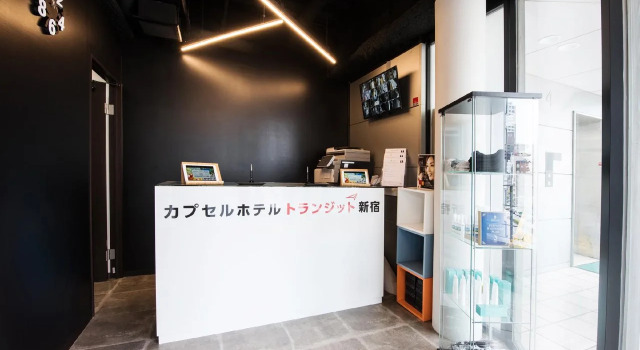 Capsule Hotel Transit Shinjuku, Забронировать Капсульный отель Капсульные отели Токио, рядом с Отель с сауной New Oizumi Shin Okubo, Капсульный отель