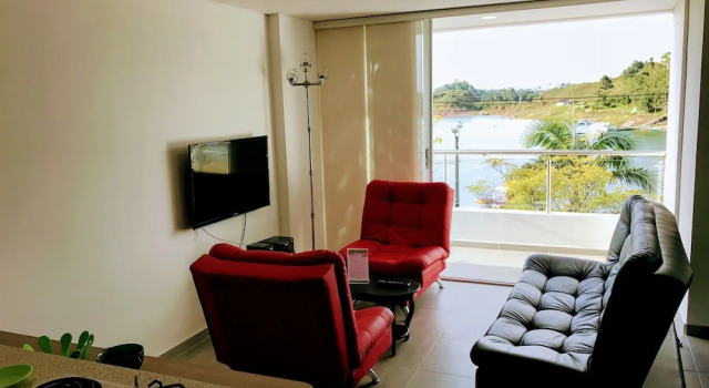 Апартаменты Aptos vista al Embalse, frente al lago, Restaurantes, Bares