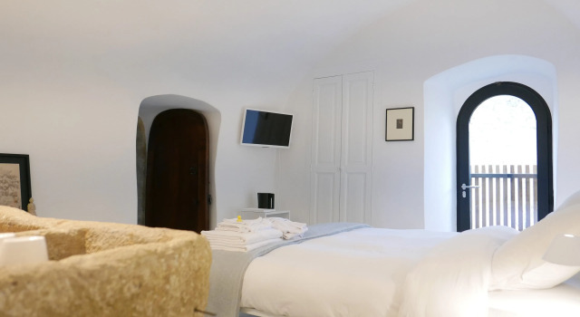 Tour Sarrazine de Montaren, Rezerwuj Hotel Montaren-et-Saint-Médiers Gard