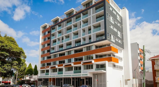 Near Airport & Train Station Stylish Two-Story Apartment