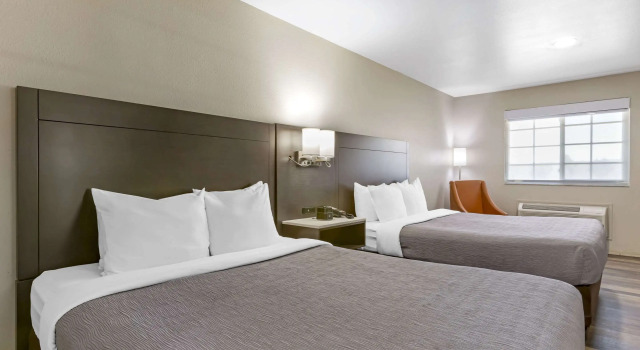 Четырёхместный номер Standard Quality Inn Show Low
