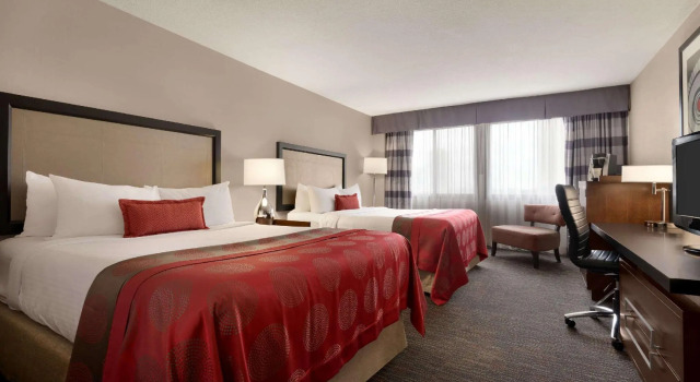 Четырёхместный номер Standard Ramada Plaza by Wyndham Regina Downtown