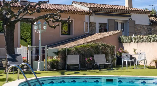 Трёхместный номер Standard Logis Hôtel La Fenière