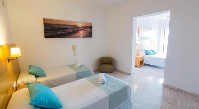 Четырёхместный номер Standard с балконом Hotel Tagomago