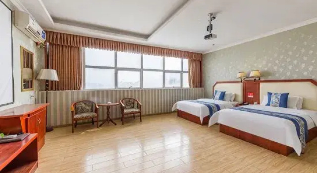 Кровать в общем номере (мужской номер) Junrun Hotel